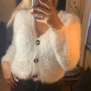 Kofta från Zara för 152 cm- motsvarar ungefär XS samt S - Koftan är köpt förra vintern och använd några enstaka gånger. Den är köpt från barnavdelning och är i ”storlek” 152 cm. Jag är 160 cm och den passar bra! 100 kr + frakt☺️