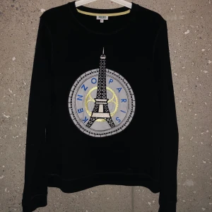 Kenzo tröja  - Kenzo Paris tröja, använd fåtal gånger och är inprincip som ny. Köpt på NK för 2700kr. Storlek M men passar även S. Möts helst upp i stan men annars står jag ej för frakt! Buda i kommentarerna!💕