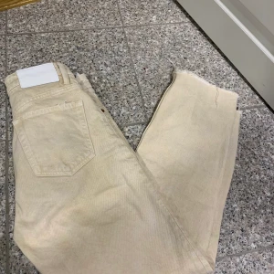 Byxor från zara - Ett par skit snygg beiga byxor som är raka i modellen och som sitter skit snyggt på. Dem ee från zara men finns inte längre kvar i butik. Köparen står för frakt 66kr