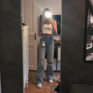 jeans från zara - Säljer dessa supersnygga jeans från zara, då jag råkade beställa två likadana! Sitter supersnyggt fram och bak, inte använda bara provade, lappen är kvar! Frakt tillkommer🤍