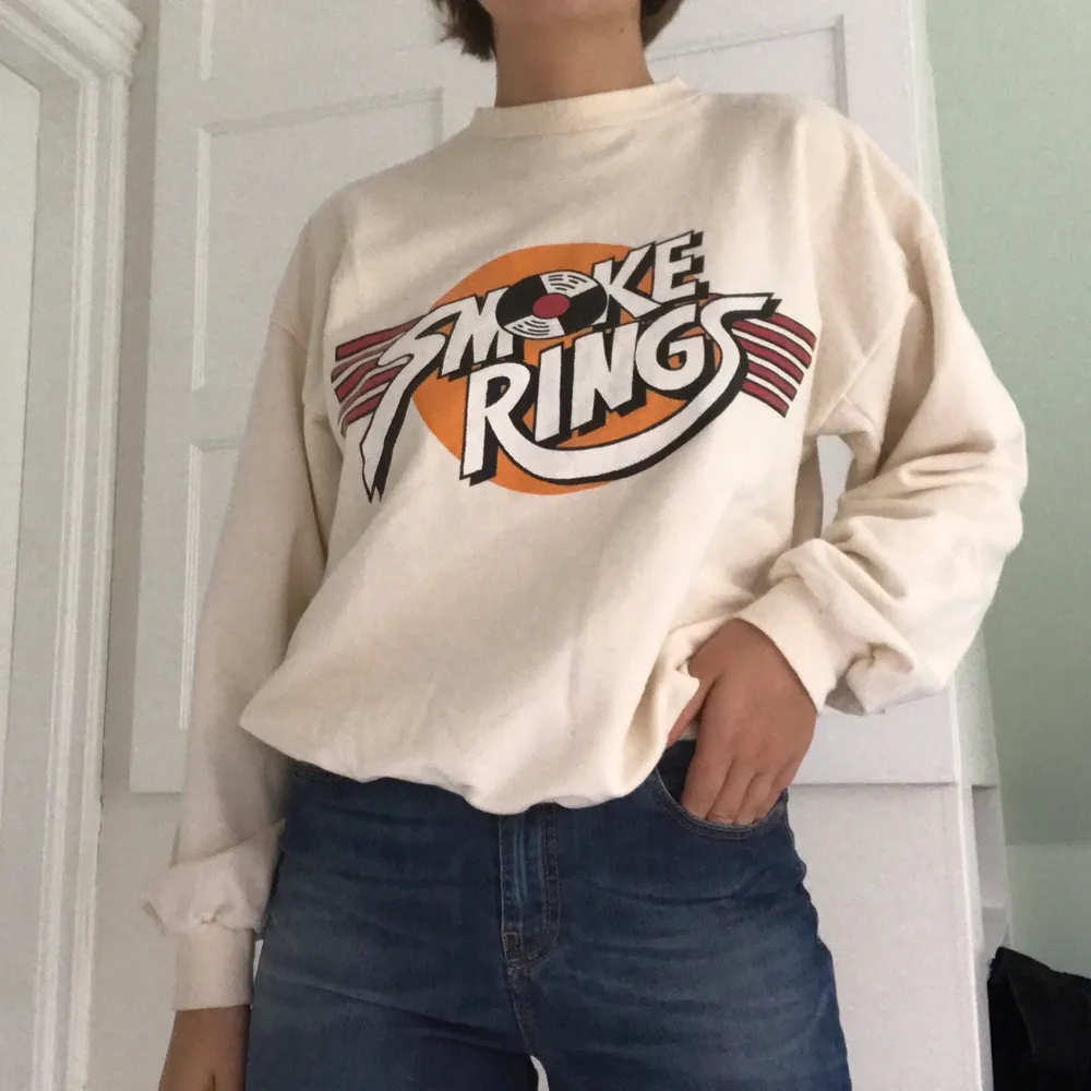 Den här sweatshirten är skjutball jag och retro! Den är i storlek M och i toppenskick. Kommer från märket Harvest och ger ut 80-tala vibbar. Perfekt för hösten och vintern.(byxorna är också till salu!). Tröjor & Koftor.