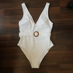 Helvit baddräkt H&M ~ strl 38 (aldrig använd) - Superfin sommarbaddräkt! Viktigt: Baddräkten har aldrig använts eller provats, utan endast legat i sin påse! Kvaliten är därför som ny. Strl 38 dam.