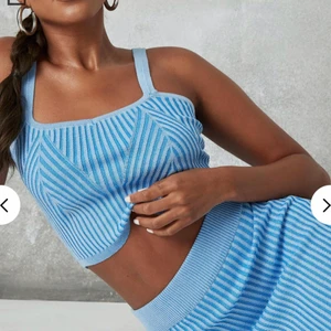 Blå topp  - Blå topp i stickat/handuksmaterial, så fin och unik. Storlek 36 från missguided. 