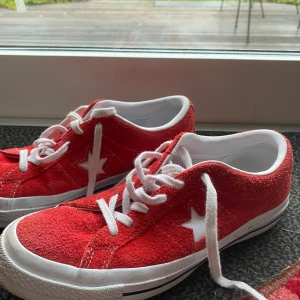 Converse  - Sälja mina fina converse one star i rött, de är väldigt coola o passar bra till mycket men tyvärr är de för stora för mig :/ De är i väldigt bra skick, har använt dem typ 3/4 gånger, nypris ungefär 800/900kr