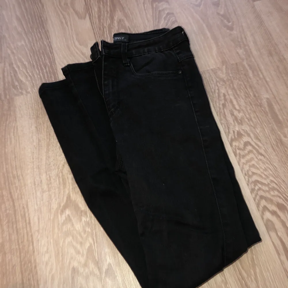 Svarta jeans från Only i storlek S30. Använda fåtal gånger så dem är i fint skick. . Jeans & Byxor.
