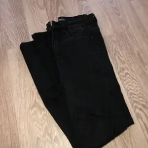 Svarta jeans från Only i storlek S30. Använda fåtal gånger så dem är i fint skick. 
