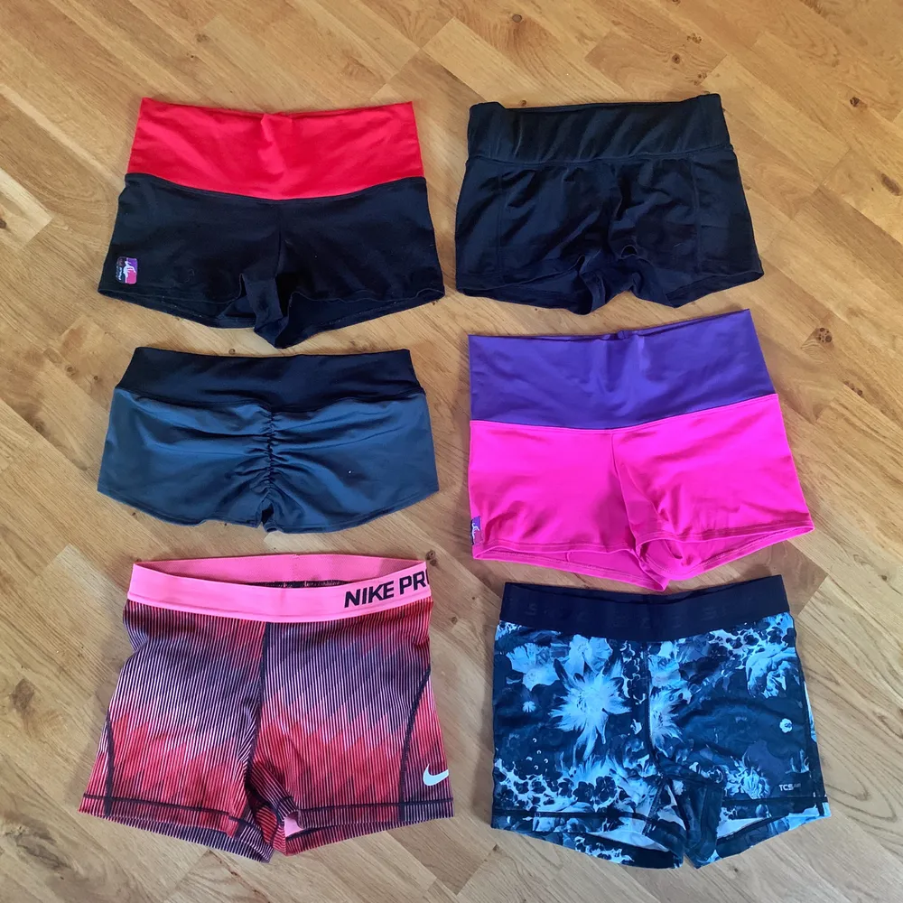 Nyskick på de flesta! (Röda, grå och rosa/lila är från BadKitty som säljer poledancing-kläder)💕💕 köpare betalar frakten, vid köp av flera kan paketpris ordnas💫💫💫💫💫💫💫💫 🟥röd SÅLD🟥 ⬛️helsvart SÅLD⬛️ ⬜️grå SÅLD⬜️ 🟪rosa/lila SÅLD🟪 💖rosa Nike strl M💖 🔲mönstrade strl 38🔲. Shorts.