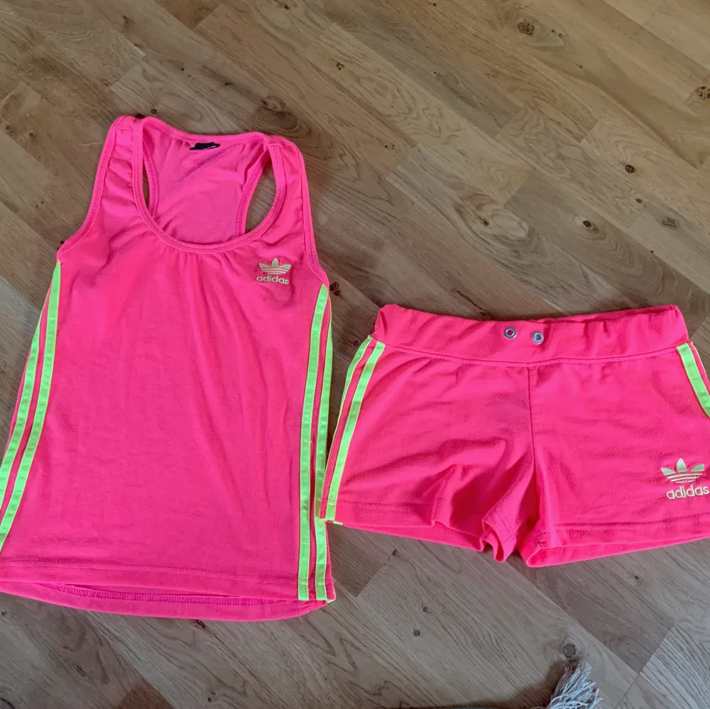 Superskönt mjukisset (linne och shorts) i rosa med gröna streck🍀 uppskattar storleken att vara ca Small💕  köpare betalar frakten. Shorts.