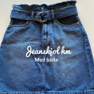 Jeanskjol m bälte  - En mörkblå jeanskjol med bälte från hm som är helt ny med lapp kvar i strl 34/xs. Frakten tillkommer🦋