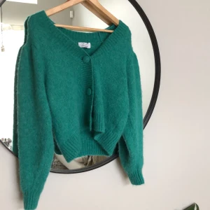 & Otter stories stickad tröja storlek:xs - Supercool grön stickad tröja från & other stories. Väldigt bra skick (ej nopprig). Hör gärna av dig för mer bilder! Pris 500kr köptes för 900 (köpare står för frakt)<3