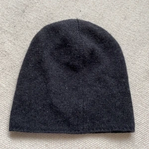 Mörkgrå mössa - Fin mörkgrå mössa från hm. Använd men i fint skick! Köparen står för frakten