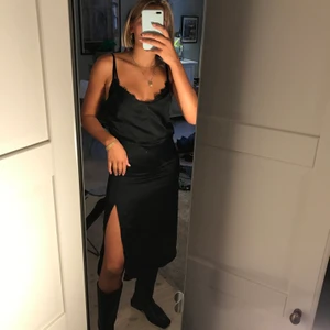 Svart satinklänning - Knappt använd från nakd. Så snygg men har en liknande. 