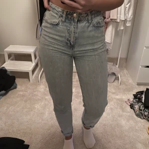 Mom jeans - Jeans från Gina Tricot. Sitter väldigt bra, jag brukar ha 36 på jeans, vill du att de ska sitta lösare rekommenderar jag för dig som är en 34. 