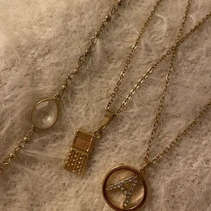 Guldhalsband  - Telefon-halsbandet och bokstavshalsbandet från prettylittlething och den med stenen vet jag ej, skriv för pris❤️