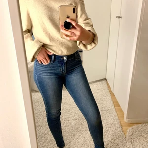 Levis 710 jeans - Levis jeans i nyskick i storlek 26/30, säljes pga för små. Buda från 150kr, köparen står för frakt :)      Kolla gärna min profil för mer jeans