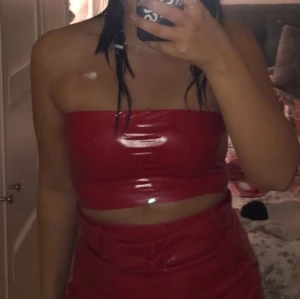 Tubtopp röd vinyl - Helt ny oanvänd tubtopp i glansigt vinyl-material, storkek 36