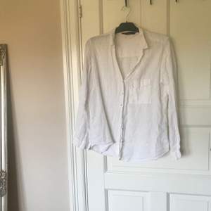 Säljer en vit skjorta i linne från Zara i storlek XL men den upplevs mer som en M-L🌞