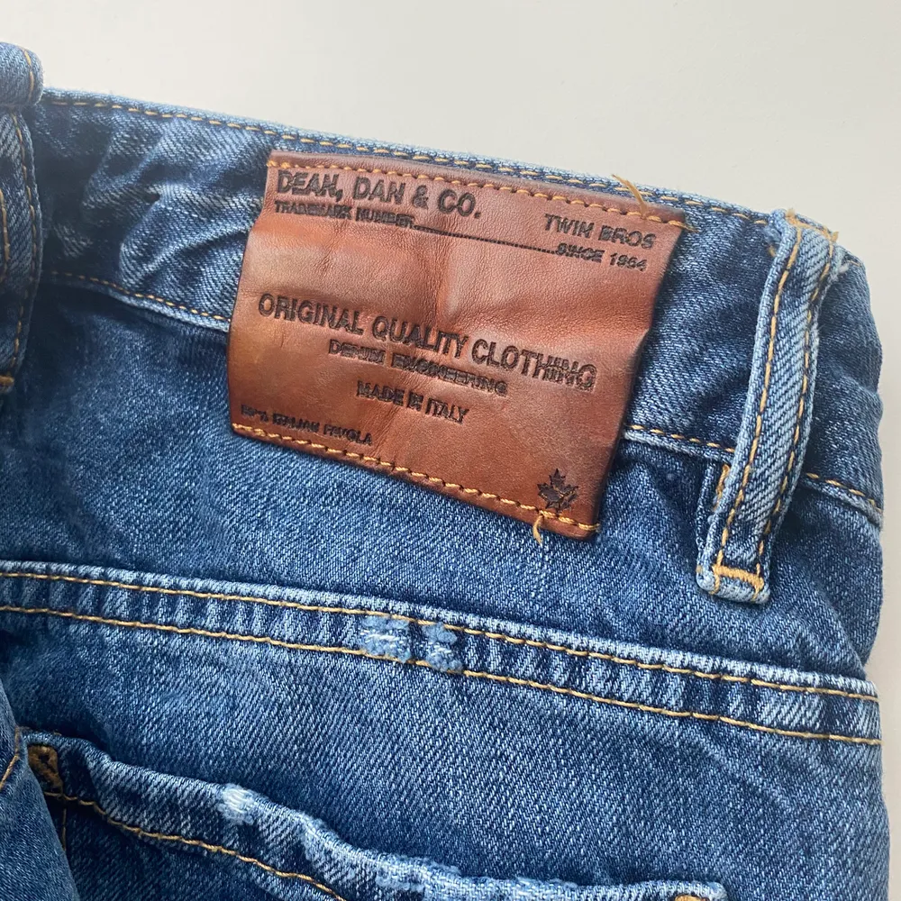 Dsquared2 jeans i strl 38 (passar 26-27) oanvända. Nypris 3500kr OBS!!!! ÄKTA. Jeans & Byxor.