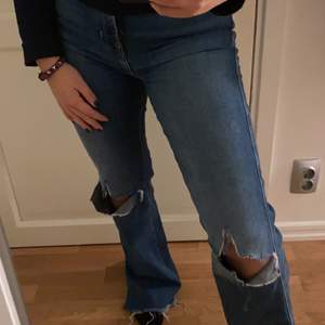 Bootcut jeans med självklippta hål och slits! storlek 36