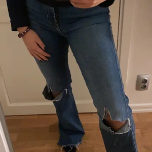 Bootcut jeans - Bootcut jeans med självklippta hål och slits! storlek 36
