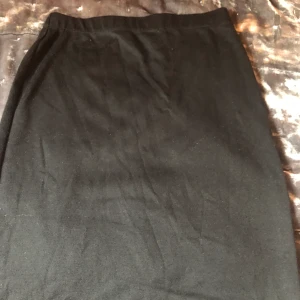 Kjol  - svart kjol i storlek S 