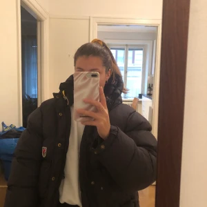 Fjällräven dunjacka strl XS - Svart dunjacka från Fjällräven i strl XS. Använd, men fortfarande i bra skick. Dock ett litet hål på ena fickan, se bild 3. Jättevarm och skön! Budgivning pågår, ledande bud är 1500! Buda endast om du vet att du är intresserad och har råd 💕