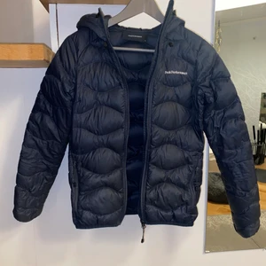 Peak Performance jacka - Helium Hood jacket från Peak Performance i färgen mörkblå, säljer pga att den är för liten, väldigt fint skick, strl XS, original pris: 2500kr