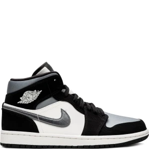 Jordan 1s - Säljer helt nya jordan 1s Black Smoke Greg. De ligger fortfarande kvar i originella förpackningen. Är i storlek 40 men passar mig som är 39.                                                    Har bud på 1600kr                                                             Budgivningen slutar denna fredag 23:59:)).                  Skicka gärna frågor i chatten, eller om du vill ha fler personliga bilder :)