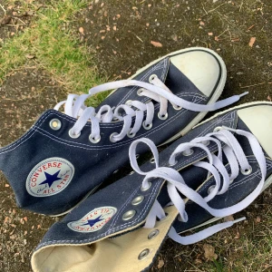 Blå converse - Blå converse i väldigt fint skick, knappt använda men de har fått stå ett tag så de är lite dammiga, men det går lätt att plocka bort 💕💕