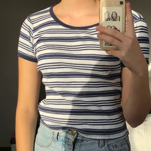 Randig tröja - Stretchig fin t-shirt i skönt ribbat material. Köparen står för frakt. 