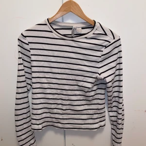 Tröja  - Nu säljer jag en super fin o enkel tröja🥰 anledningen till att jag säljer den är att jag inte tycker den passar mig<3