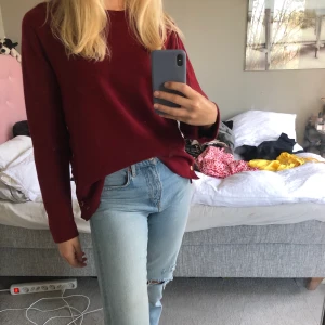 Tröja Lindex st S - Mycket skön stickad tröja från Lindex i storlek S. På kanterna har den en snygg detalj med guldiga knappar som går att knäppa upp. Mycket bra skick och inga fläckar eller liknande. Använd 3-4 gånger. Skriv vid intresse!