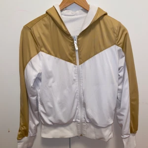 Nike kofta  - Hej❤️säljer min fina nike kofta som har vart en stor favorit för mig, säljer pgr av att den börjar bli ganska liten för mig:/ tyvärr 