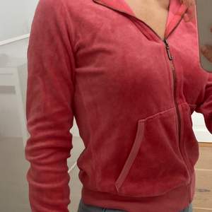 Jättefin Juicy Couture hoodie med tryck på ryggen, storlek S. Bra skick, säljer då den inte används. 400kr + frakt 