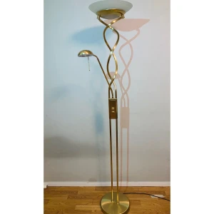 Dimbar led golvlampa  -  Dimbar led golvlampa i fint skick! Den större lampan har jag precis bytt lysrör på, det följer även med en till ny lysrör som ni får med.                 Höjd: 186cm.  Nypris: 1195kr.