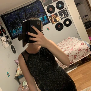 Klänning  - En tight klänning med läder på sidorna. Har fått den av min syster men den är nästan aldrig använd, ser ut att vara i nyskick. Skriv privat för fler bilder☺️ Frakt +15kr