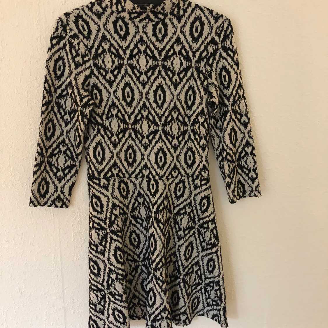 MÖNSTRIG KLÄNNING FRÅN HM