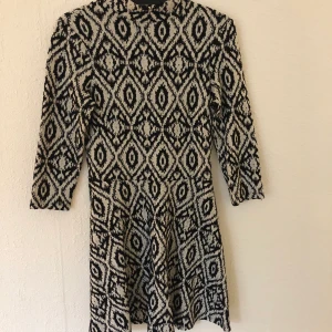 MÖNSTRIG KLÄNNING FRÅN HM - Fin klänning med svart och vitt mönster.  Aldrig använd. 
