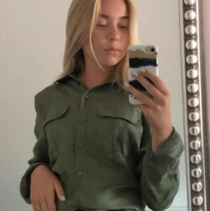 Skjorta  - Färgen är mer som bild 2, köparen står för frakten