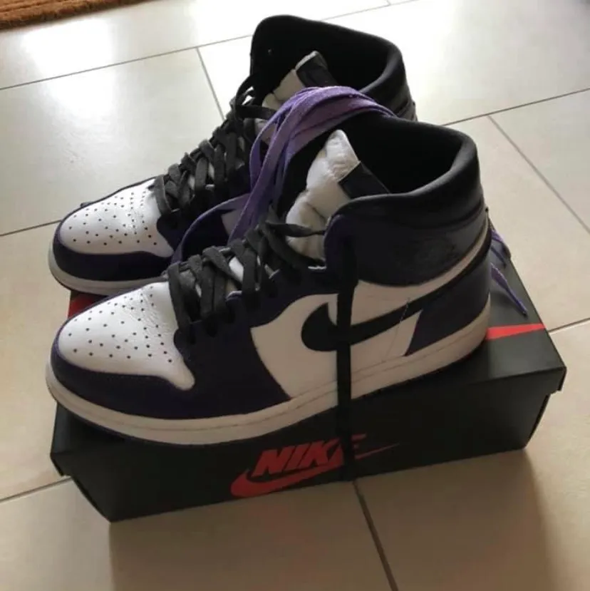 Intressekoll på mina Jordan 1 court purples. Size är 42,5. Skick: 8,5-9/10. Tar bud ifrån 2500!!. Kan frakta, eventuellt står köpare för frakt om inte annat anges.. Skor.