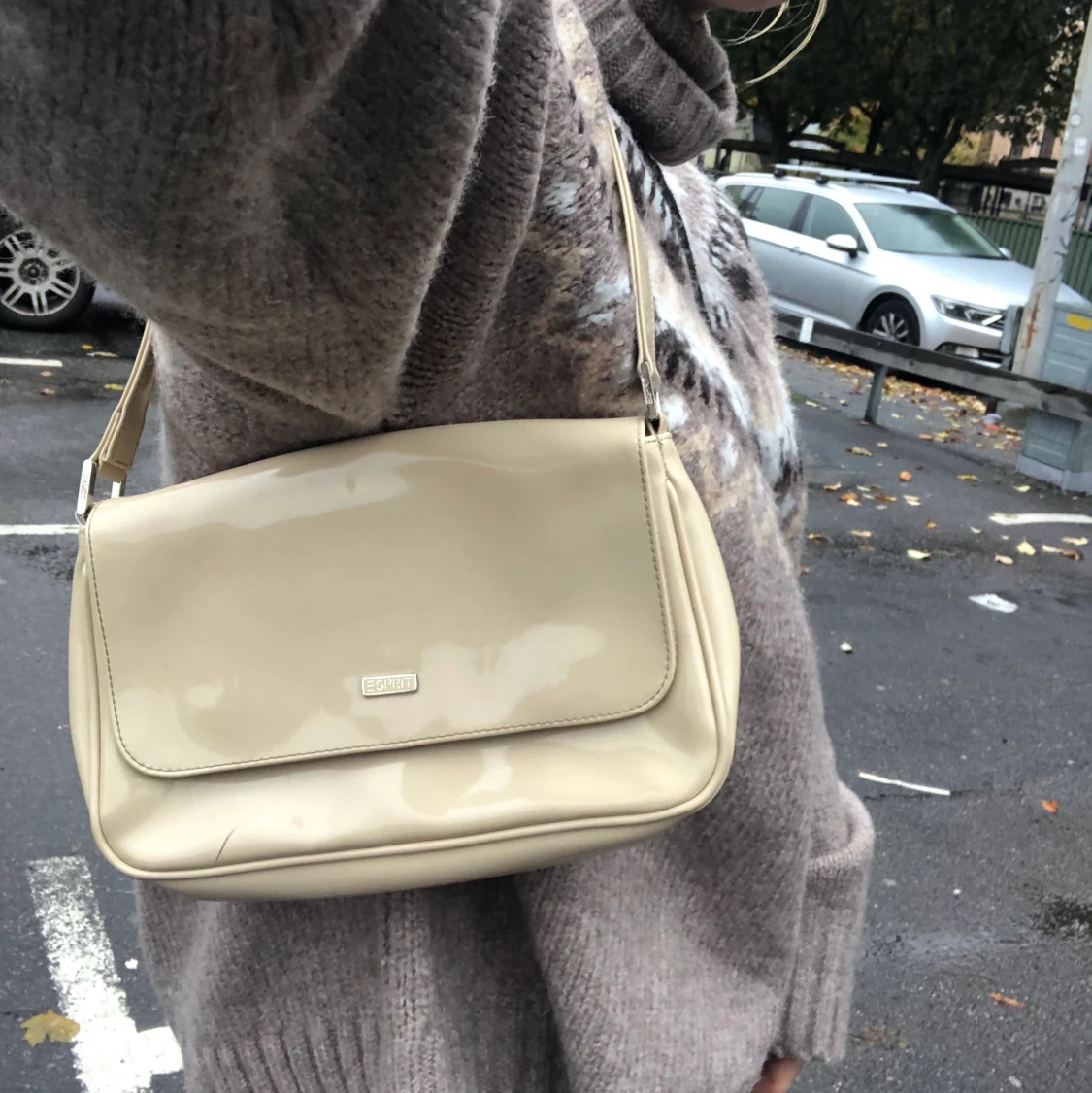 Beige lackad minibag