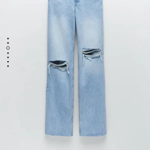 Populära jeans - Säljer dessa Populära zara jeans då de var fel storlek. Prislappen är fortfarande kvar!💕💕💕💕 det funkar även för en liten 34:a💕