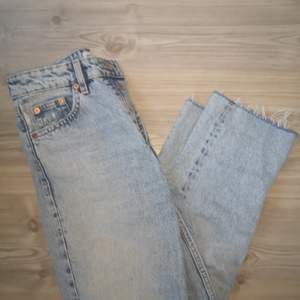 Säljer mina UNDERBARA jeans från ZATA i strl 34 pga för små! Använda men sparsamt. Drar ner på priset då det finns en svart fläck (dock bara synligt om man kollar nära) som jag ej haft tid att försöka få bort. Är flera intresserade blir de budgivning! 