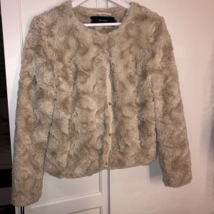 Beige fusk-pälsjacka från Veromoda - Superfin beige pälsjacka från Veromoda, använde endast ett fåtal gånger, jättebra skick!