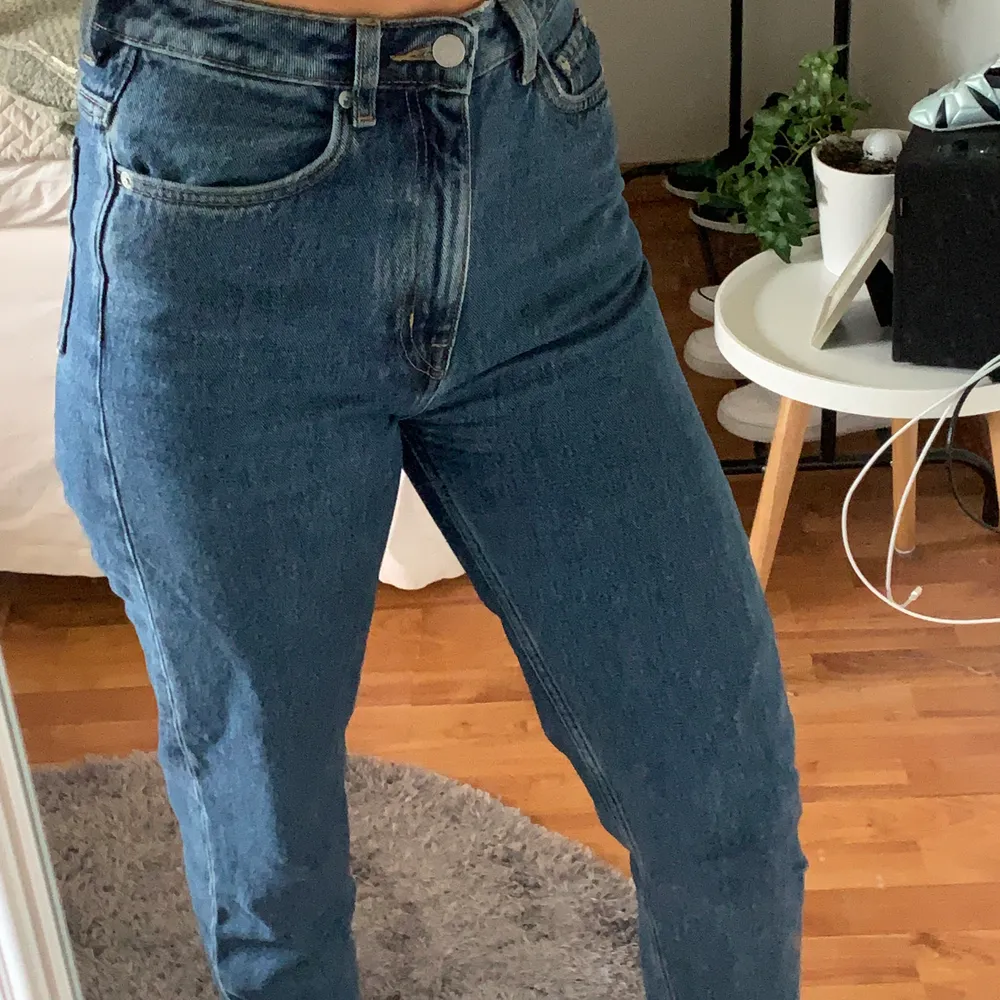 Mörkblåa Lash extra high mom jeans från weekday, använda fåtal gånger och är som i nyskick (jag är 170cm lång) Skriv för flera bilder . Jeans & Byxor.