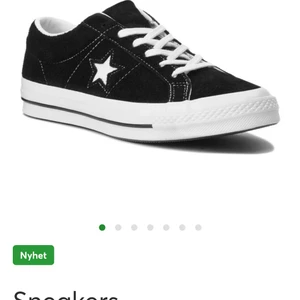 Svarta låga converse i unikt material - De är använda men i okej skick, köpta för 1100kr på junkyard 💗 pris kan diskuteras