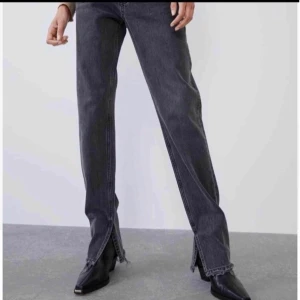 Jeans från zara med slit - Säljer dessa så fina jeans från zara med slit, dem är helt perfekt nu till hösten/vinter😘 dom är i väldigt bra skicka och sitter perekt, jag är 169! Köparen står för frakten🥰