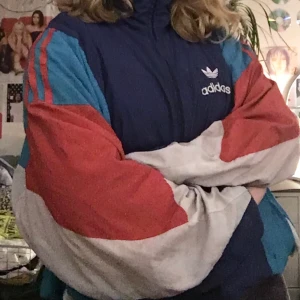 Adidas windbreaker  - Ascool windbreaker, den e ganska urtvättad och har ett litet hål på vänstra fickan(se bild 3) men har mycket kvar att ge:)