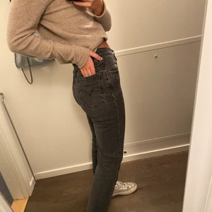 Levi’s Jeans 501 - Supersnygga gråa Jeans från Levi’s i modellen 501. Sitter väldigt bra. Köpta för ca 1 år sedan men knappt använda. Storlek W25 L26. Köpta för ca 1000kr. BUDA!
