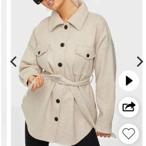 Kappa - Jättefin beige kappa från Nelly. Aldrig använd då det var fel storlek och gick inte att skicka tillbaka.🥰